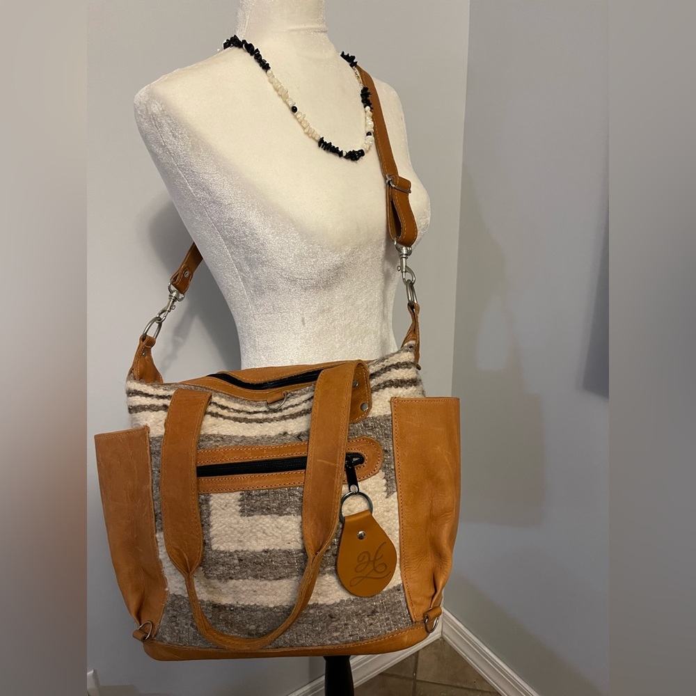 Humble Hilo Convertible Everyday Bag
Leather and Wool. Made in Guatemala.
Medium